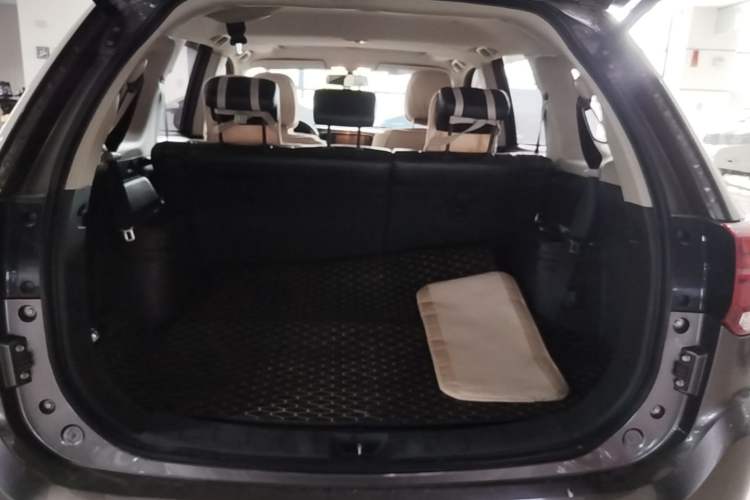 Used Mitsubishi Outlander 2019 2.0L Two-Wheel Drive Comfort Edition 7 Seats China V Emission Standard Trunk