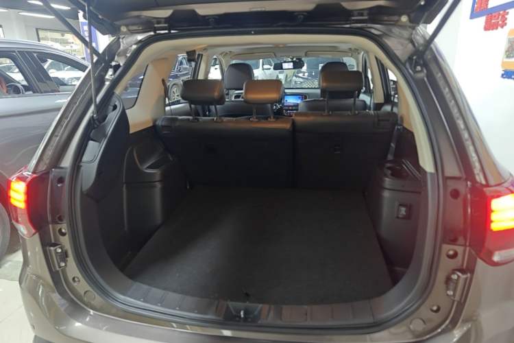 Used Mitsubishi Outlander 2019 2.4L Two-Wheel Drive ZhiXing Version 5 Seats China V Emission Standard Trunk