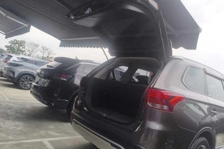 Used Mitsubishi Outlander 2019 2.0L Two-Wheel Drive Comfort Edition 7-Seater China VI Standard Trunk