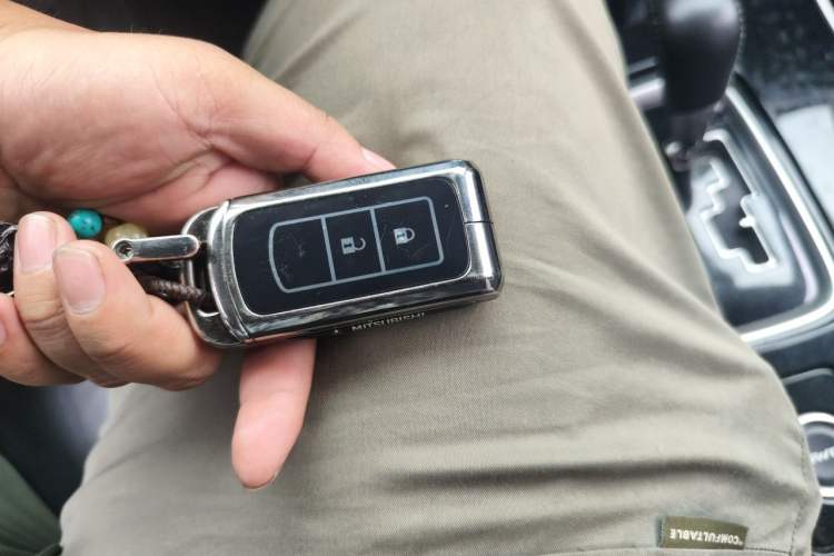 Used Mitsubishi Outlander 2019 2.4L 4x4 Zhi Xiang Edition 5 Seats China VI Standard Vehicle Key