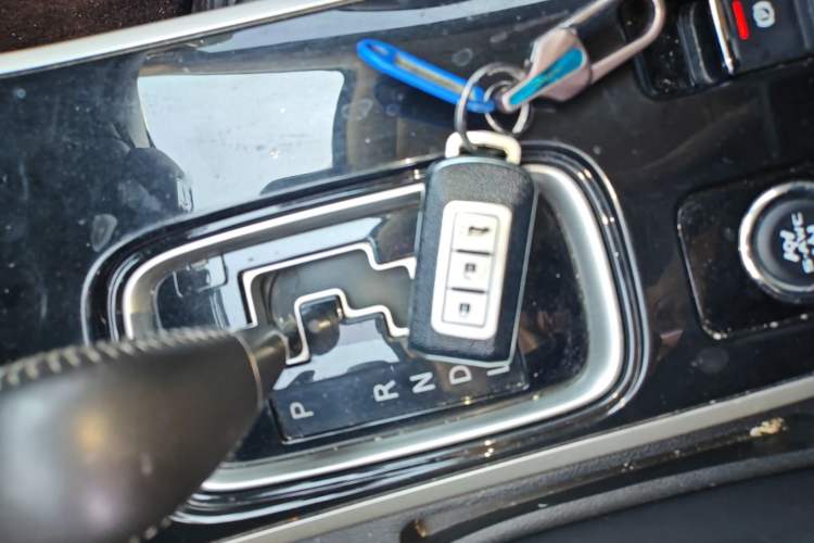 Used Mitsubishi Outlander 2019 2.4L Four-Wheel Drive Flagship Version 7 Seats China V Emission Standard Vehicle Key