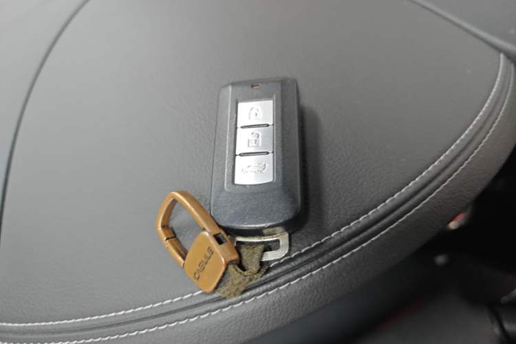 Used Mitsubishi Outlander 2019 2.4L Two-Wheel Drive ZhiXing Version 5 Seats China V Emission Standard Vehicle Key
