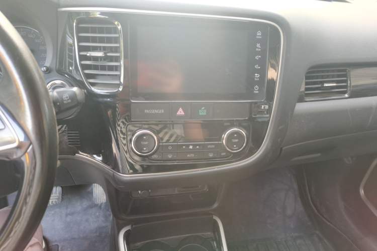 Used Mitsubishi Outlander 2019 2.0L Two-Wheel Drive Comfort Edition 5 Seats China VI Standard Audio And AC Panel