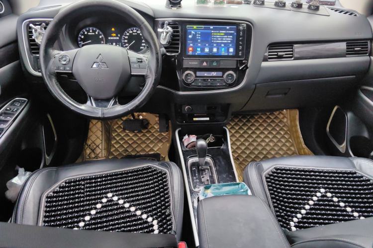 Used Mitsubishi Outlander 2019 2.0L Two-Wheel Drive Comfort Edition 5 Seats China V Standard Center Console