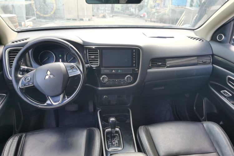 Used Mitsubishi Outlander 2019 2.0L Two-Wheel Drive Comfort Edition 5 Seats China VI Standard Center Console
