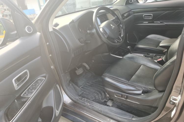 Used Mitsubishi Outlander 2019 2.0L Two-Wheel Drive Comfort Edition 5 Seats China VI Standard Driver Seat