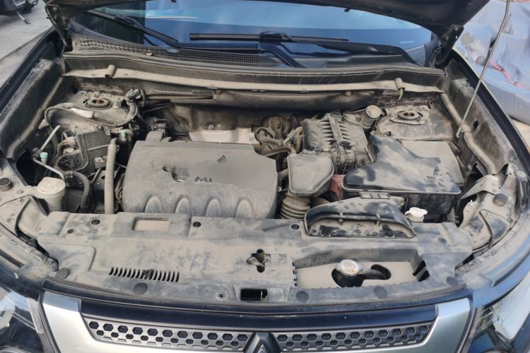 Used Mitsubishi Outlander 2019 2.0L Two-Wheel Drive Comfort Edition 5 Seats China VI Standard Engine Bay