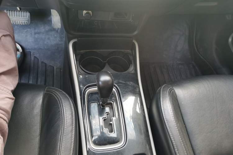 Used Mitsubishi Outlander 2019 2.0L Two-Wheel Drive Comfort Edition 5 Seats China VI Standard Gear Lever