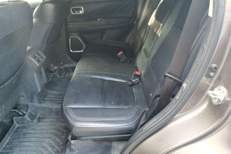 Used Mitsubishi Outlander 2019 2.0L Two-Wheel Drive Comfort Edition 5 Seats China VI Standard Left Rear Seat