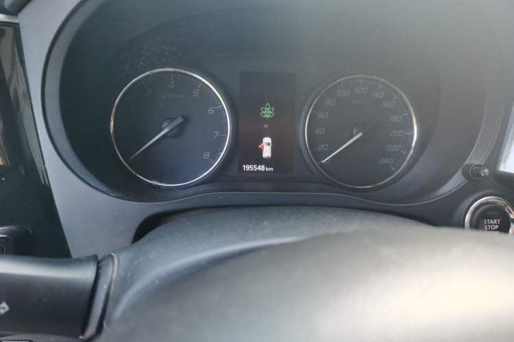 Used Mitsubishi Outlander 2019 2.0L Two-Wheel Drive Comfort Edition 5 Seats China VI Standard Odometer Close Up