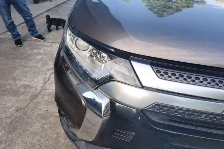 Used Mitsubishi Outlander 2019 2.0L Two-Wheel Drive Comfort Edition 5 Seats China VI Standard Right Front Headlight