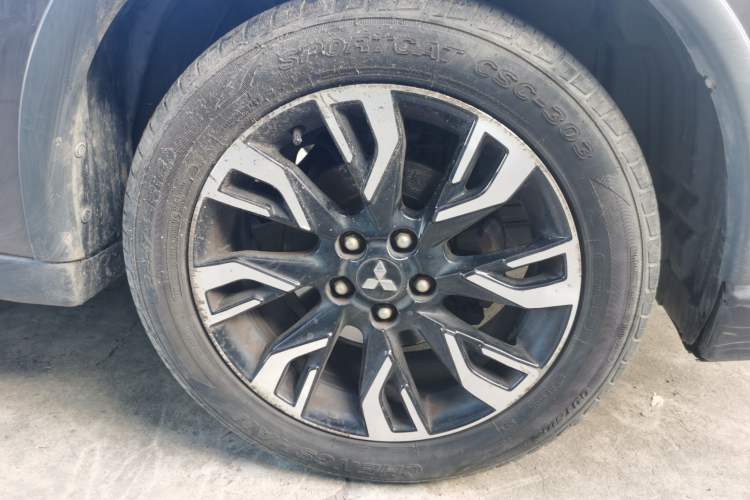 Used Mitsubishi Outlander 2019 2.0L Two-Wheel Drive Comfort Edition 5 Seats China VI Standard Right Front Wheel Hub