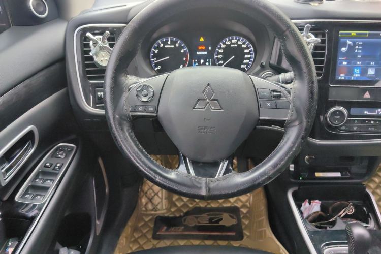 Used Mitsubishi Outlander 2019 2.0L Two-Wheel Drive Comfort Edition 5 Seats China V Standard Steering Wheel