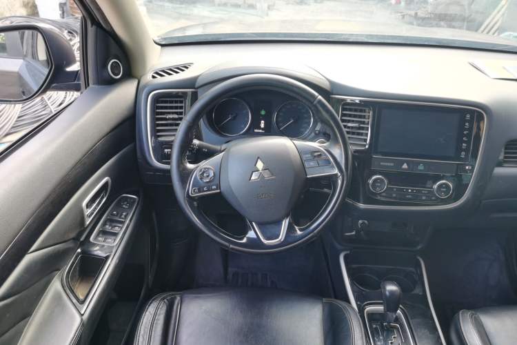 Used Mitsubishi Outlander 2019 2.0L Two-Wheel Drive Comfort Edition 5 Seats China VI Standard Steering Wheel