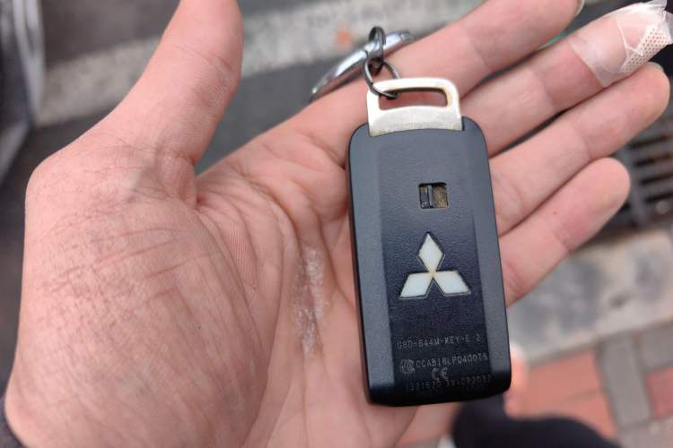 Used Mitsubishi Outlander 2019 2.0L Two-Wheel Drive Comfort Edition 5 Seats China V Standard Vehicle Key