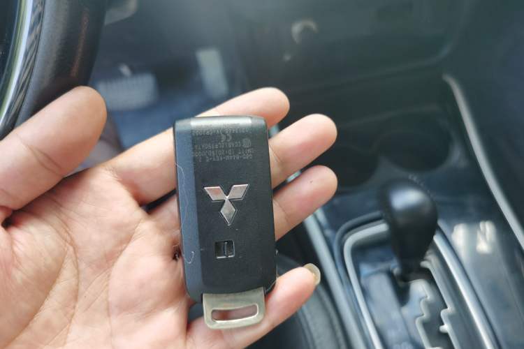 Used Mitsubishi Outlander 2019 2.0L Two-Wheel Drive Comfort Edition 5 Seats China VI Standard Vehicle Key