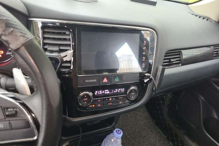 Used Mitsubishi Outlander 2019 2.4L 4x4 Zhi Xiang Edition 7 Seats China VI Standard Audio And AC Panel