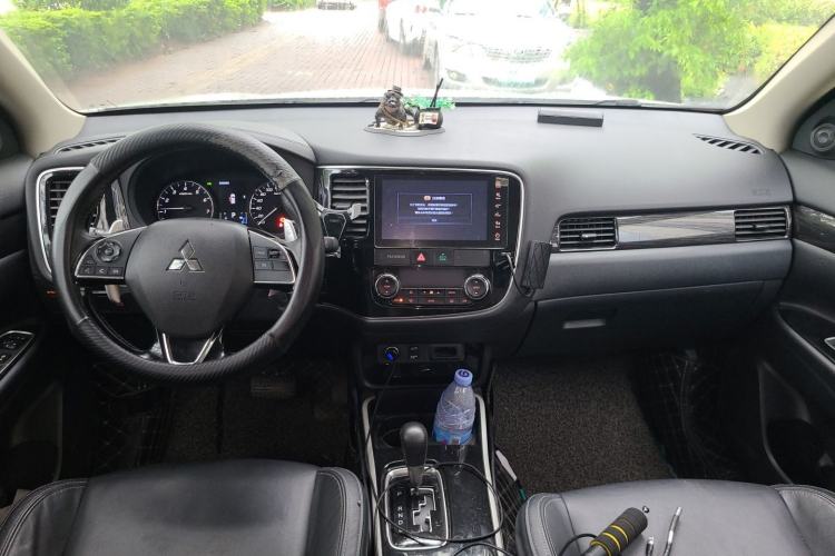 Used Mitsubishi Outlander 2019 2.4L 4x4 Zhi Xiang Edition 7 Seats China VI Standard Center Console