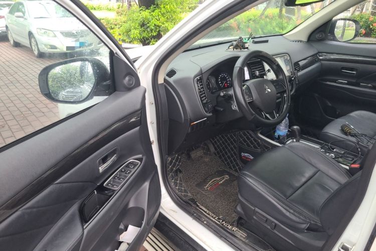 Used Mitsubishi Outlander 2019 2.4L 4x4 Zhi Xiang Edition 7 Seats China VI Standard Driver Seat
