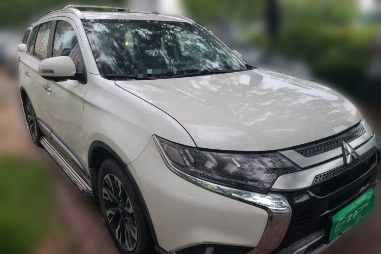 Used Mitsubishi Outlander 2019 2.4L 4x4 Zhi Xiang Edition 7 Seats China VI Standard Front Right 45 Deg