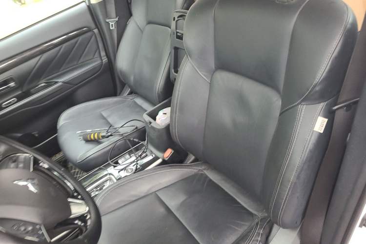Used Mitsubishi Outlander 2019 2.4L 4x4 Zhi Xiang Edition 7 Seats China VI Standard Left Front Seat