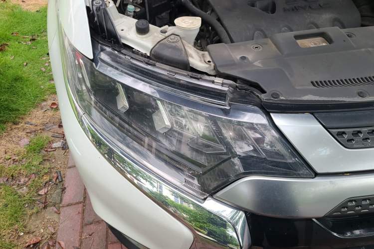 Used Mitsubishi Outlander 2019 2.4L 4x4 Zhi Xiang Edition 7 Seats China VI Standard Right Front Headlight