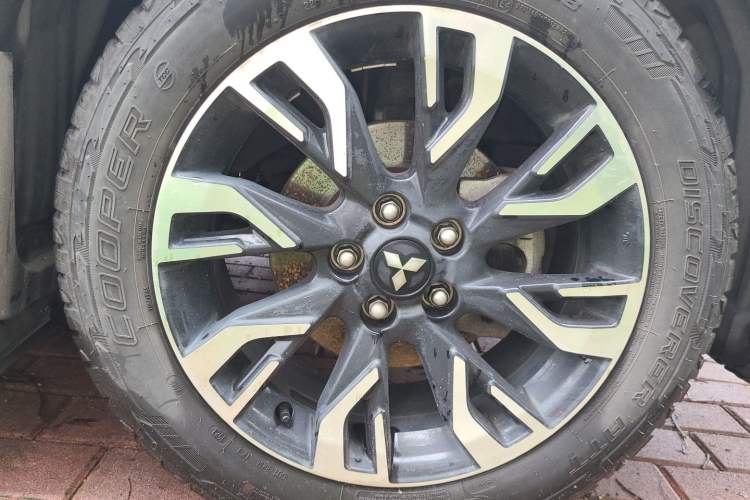 Used Mitsubishi Outlander 2019 2.4L 4x4 Zhi Xiang Edition 7 Seats China VI Standard Right Front Wheel Hub
