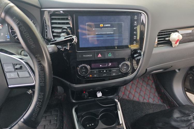 Used Mitsubishi Outlander 2019 2.4L 4x4 Zhi Xiang Edition 7 Seats China VI Standard Audio And AC Panel