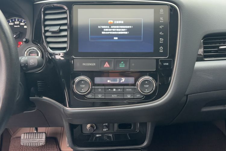 Used Mitsubishi Outlander 2019 2.4L 4x4 Zhi Xiang Edition 7 Seats China VI Standard Audio And AC Panel