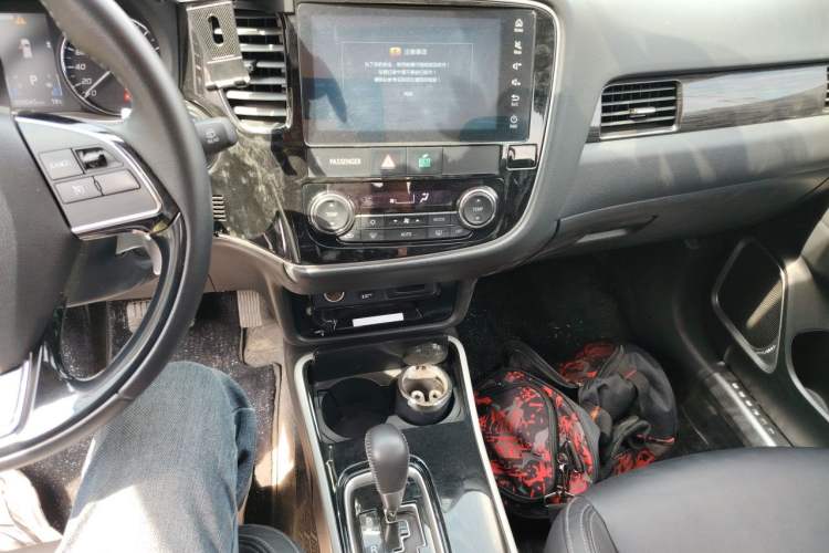 Used Mitsubishi Outlander 2019 2.4L 4x4 Zhi Xiang Edition 5 Seats China VI Standard Audio And AC Panel
