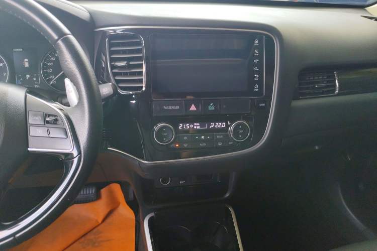 Used Mitsubishi Outlander 2019 2.4L 4x4 Zhi Xiang Edition 7 Seats China VI Standard Audio And AC Panel