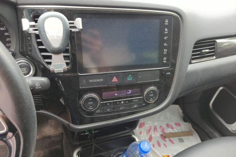 Used Mitsubishi Outlander 2019 2.4L 4x4 Zhi Xiang Edition 7 Seats China VI Standard Audio And AC Panel