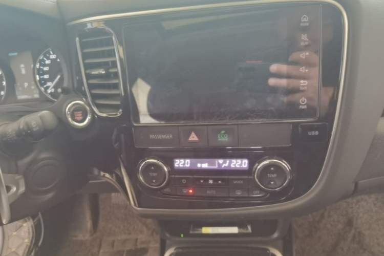 Used Mitsubishi Outlander 2019 2.4L 4x4 Zhi Xiang Edition 7 Seats China VI Standard Audio And AC Panel