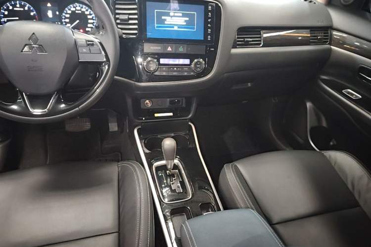 Used Mitsubishi Outlander 2019 2.0L Two-Wheel Drive Comfort Edition 7-Seater China VI Standard Audio And AC Panel