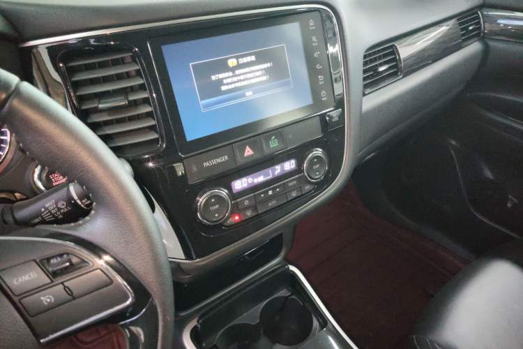 Used Mitsubishi Outlander 2019 2.0L Two-Wheel Drive Comfort Edition 7-Seater China VI Standard Audio And AC Panel