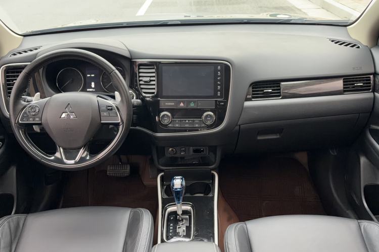 Used Mitsubishi Outlander 2019 2.4L 4x4 Zhi Xiang Edition 7 Seats China VI Standard Center Console
