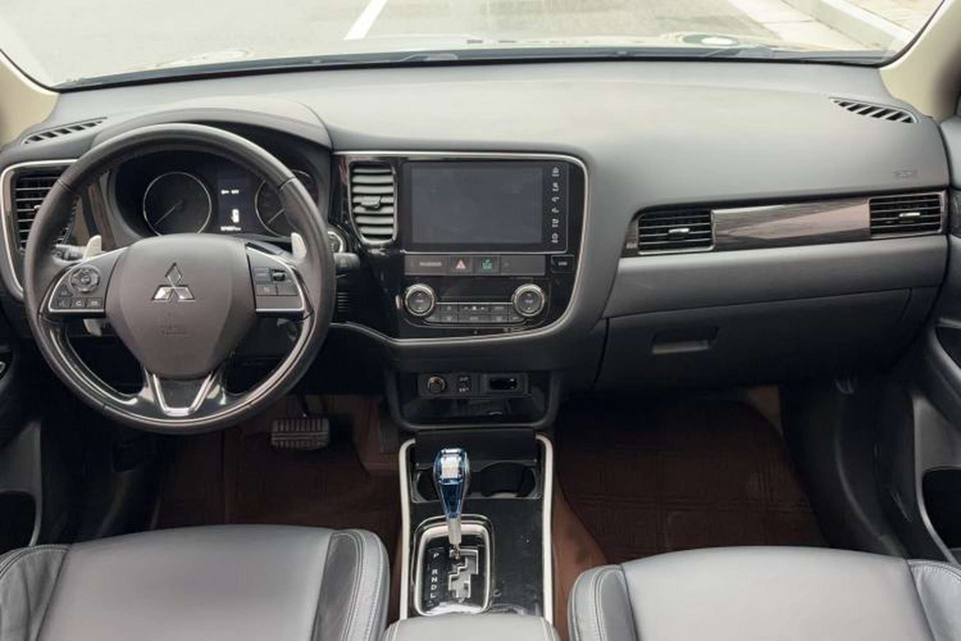 Used Mitsubishi Outlander 2019 2.4L 4x4 Zhi Xiang Edition 7 Seats China VI Standard Center Console