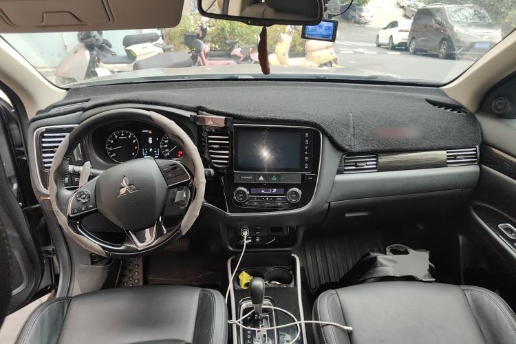 Used Mitsubishi Outlander 2019 2.4L 4x4 Zhi Xiang Edition 5 Seats China V Emission Standard Center Console