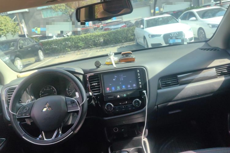 Used Mitsubishi Outlander 2019 2.4L 4x4 Zhi Xiang Edition 7 Seats China V Emission Standard Center Console