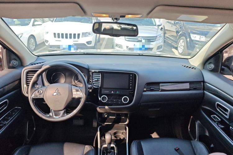 Used Mitsubishi Outlander 2019 2.0L Two-Wheel Drive Comfort Edition 7-Seater China VI Standard Center Console