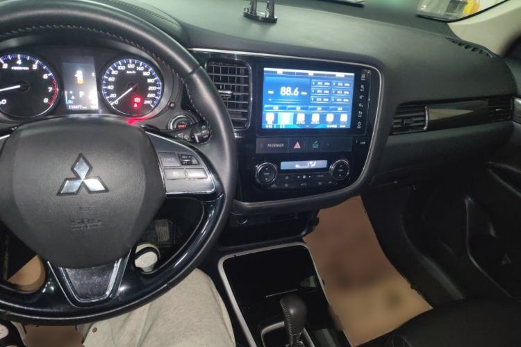 Used Mitsubishi Outlander 2019 2.0L Two-Wheel Drive Comfort Edition 5 Seats China VI Standard Center Console