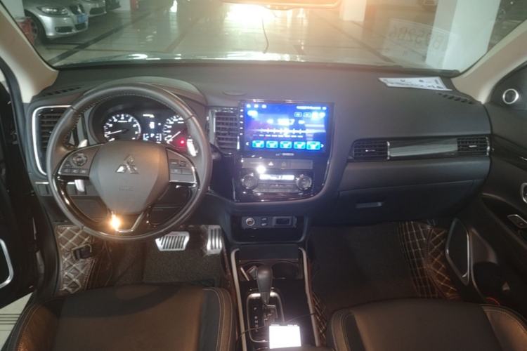 Used Mitsubishi Outlander 2019 2.4L 4x4 Zhi Xiang Edition 7 Seats China V Emission Standard Center Console