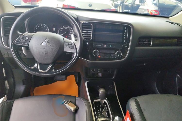 Used Mitsubishi Outlander 2019 2.4L 4x4 Zhi Xiang Edition 7 Seats China VI Standard Center Console