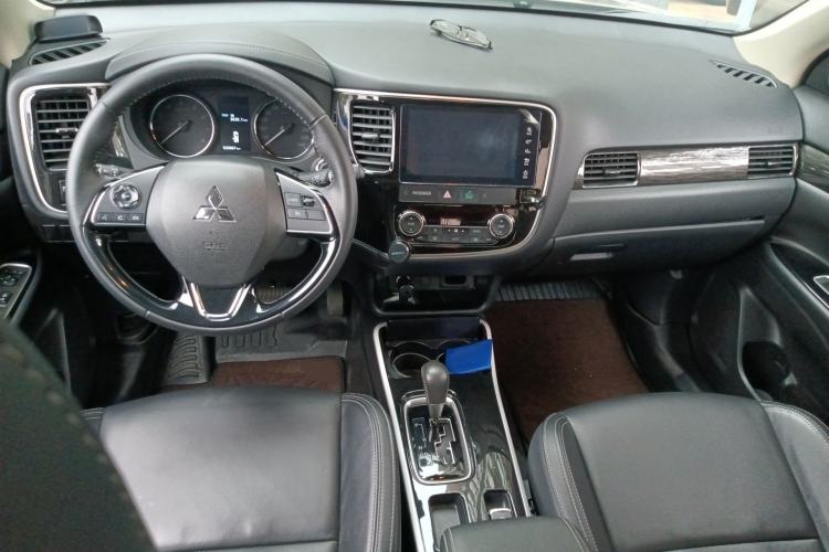 Used Mitsubishi Outlander 2019 2.0L Two-Wheel Drive Comfort Edition 5 Seats China VI Standard Center Console