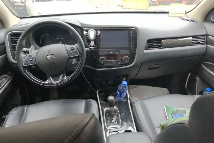 Used Mitsubishi Outlander 2019 2.4L 4x4 Zhi Xiang Edition 7 Seats China VI Standard Center Console