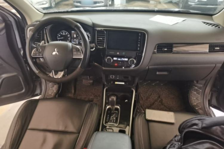 Used Mitsubishi Outlander 2019 2.4L 4x4 Zhi Xiang Edition 7 Seats China VI Standard Center Console