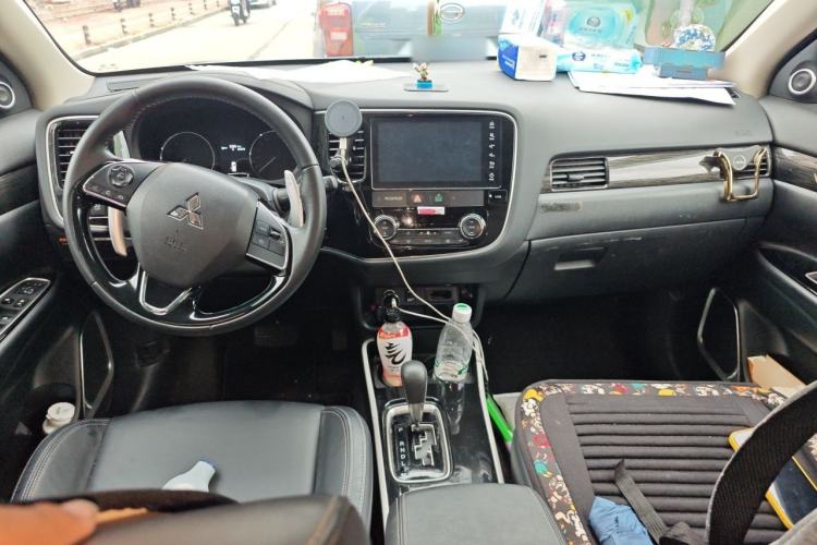 Used Mitsubishi Outlander 2019 2.4L 4x4 Zhi Xiang Edition 5 Seats China VI Standard Center Console