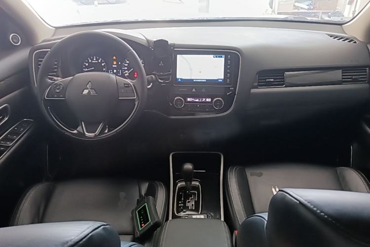 Used Mitsubishi Outlander 2019 2.0L Two-Wheel Drive Comfort Edition 5 Seats China VI Standard Center Console