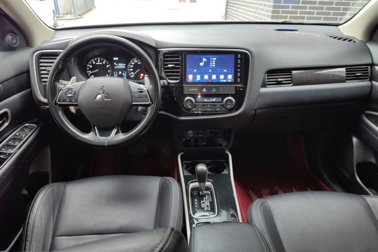 Used Mitsubishi Outlander 2019 2.4L 4x4 Zhi Xiang Edition 5 Seats China V Emission Standard Center Console