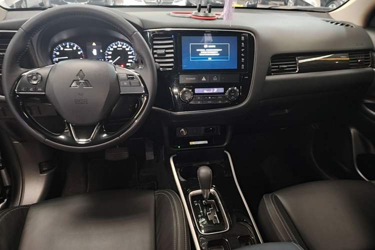Used Mitsubishi Outlander 2019 2.0L Two-Wheel Drive Comfort Edition 7-Seater China VI Standard Center Console